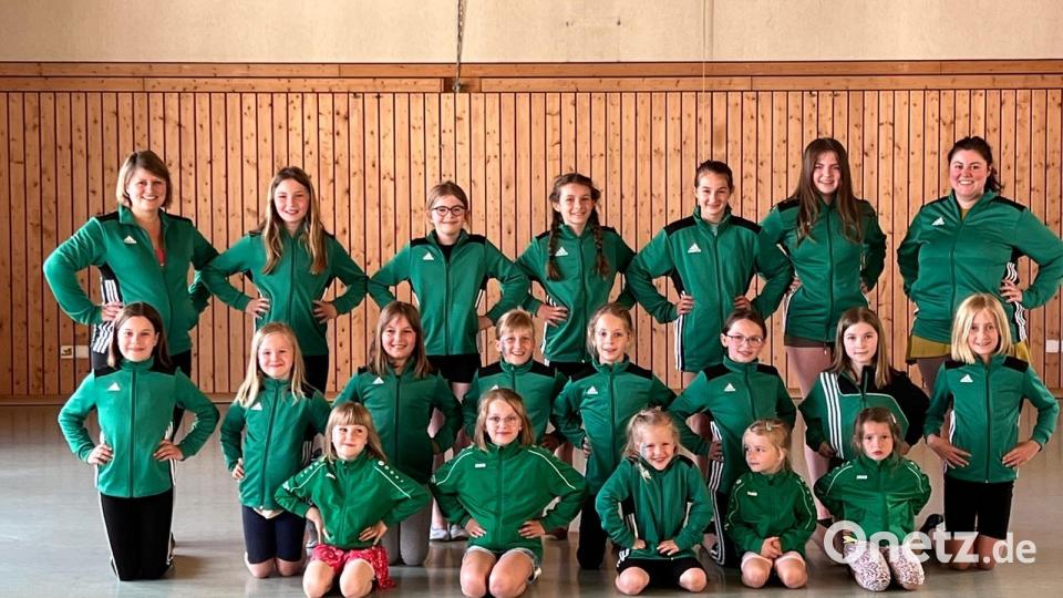 Die Kinder aus den beiden Kindertanzgruppen (im Bild mit ihren Trainerinnen) sind schon sehr aufgeregt. Für das Vereinsjubiläum und das Kinderbürgerfest in Weiden haben sie fleißig trainiert. Bild: ubb