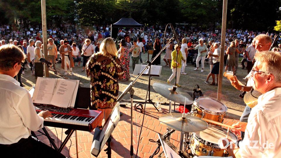Beste Bedingungen für die "RockConnection": Die erste Serenade im Max-Reger-Park wird gleich zum riesigen Hit. Bild: R. Kreuzer