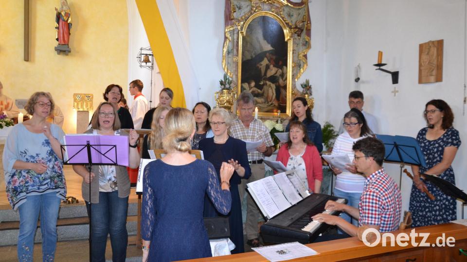 Mit afrikanischen Liedern gestaltet die Singgruppe &quot;Taktvoll&quot; unter der Leitung von Jenny Hofmeister den Festgottesdienst musikalisch. Bild: gi