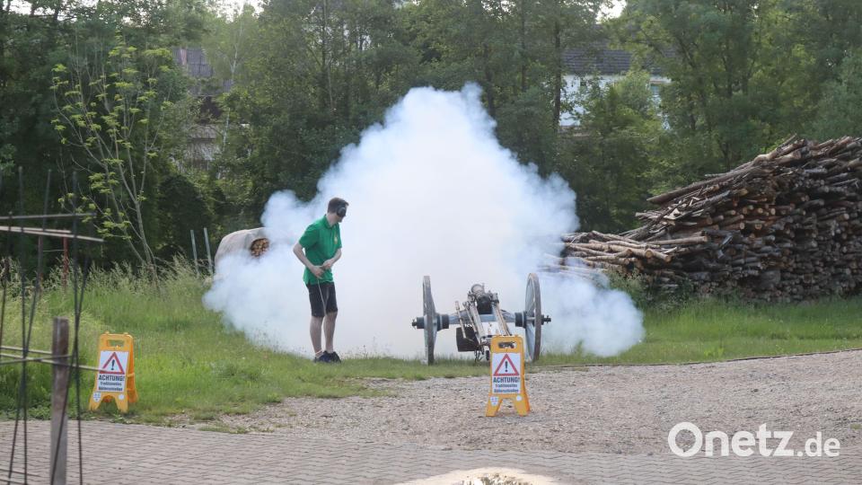 Tobias Eckert mit der Böllerkanone &quot;Barbara&quot;. Bild: mrr