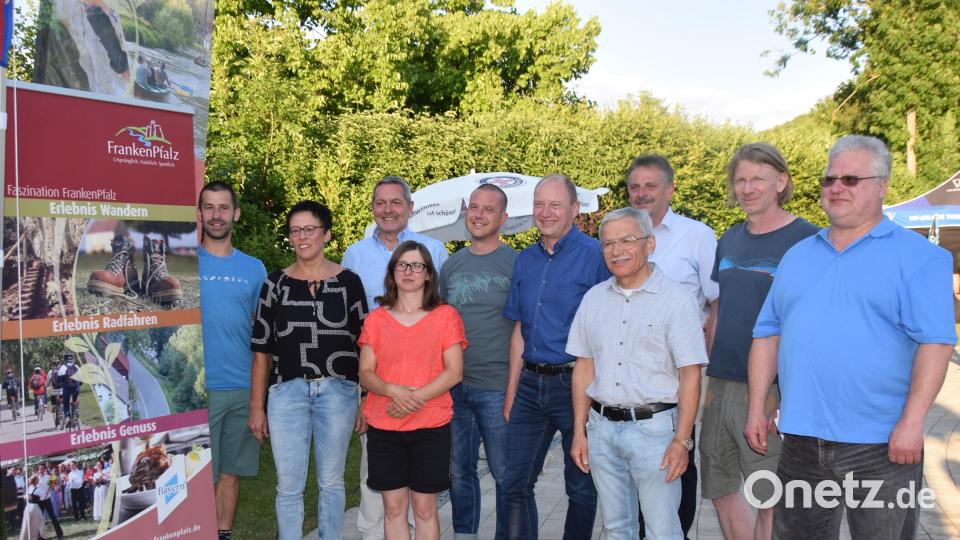 Die Bürgermeister der Frankenpfalz mit Geschäftsführer des Naturbades Oliver Berger (rechts) und Umsetzungsmanagerin Verena Frauenknecht (3 von links) Bild: wku