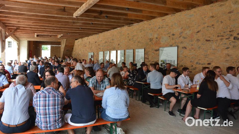 Im Innenhof des Informations- und Begegnungszentrums Schafferhof fand am Mittwoch und Donnerstag erstmals ein Gartenfest statt. Zahlreiche Besucher folgten der Einladung des Rauchclubs „Blaue Wolke“ Höflas. Das Foto entstand beim Weißwurstfrühschoppen nach der Fronleichnamsprozession. Bild: jr
