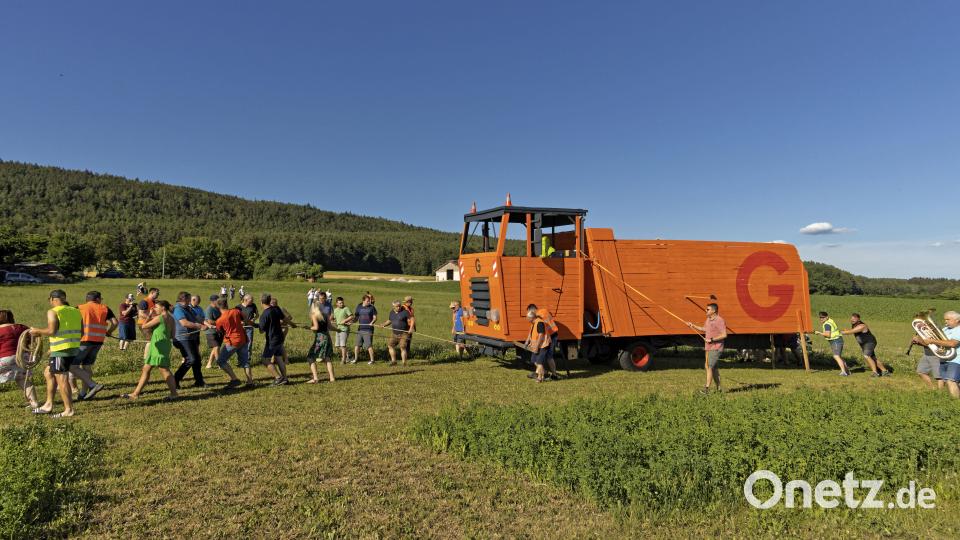 Begleitet von der großen Tuba (rechts) wird der &quot;trojanische Laster&quot; an seinen Standort gezogen. Er ist Zeichen des Protests gegen die Steinbruch-Pläne auf dem Friedrichsberg. Bild: gri