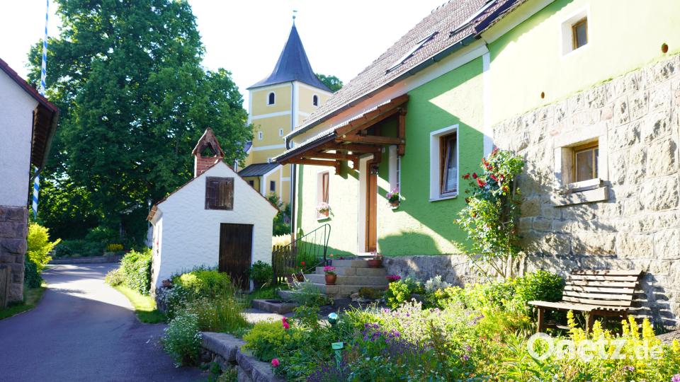 Ein Traum aus Blüten und Blättern: Lennesrieth aus der Sicht vom Veinhof ins Dorf hinein Bild: fvo