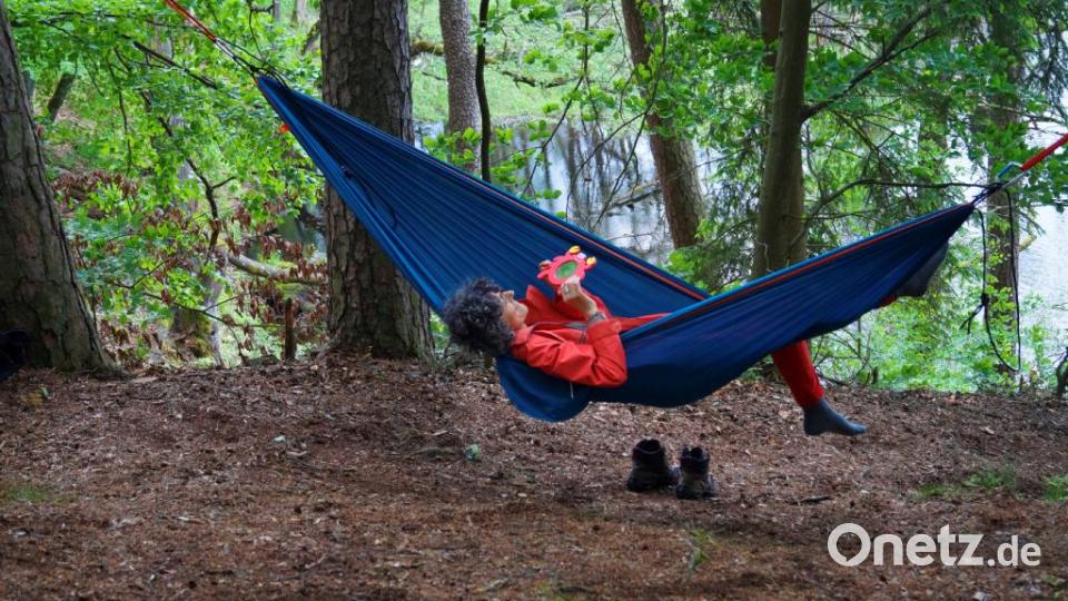 Die Tour „Hangouts an schönen Orten - Spannen und Entspannen“ vereint eine Mischung“ aus aktiven Wanderetappen und beschaulichen Pausen in der Hängematte, bei denen man naturnah entschleunigen kann. Bild: Steinwald-Allianz/exb
