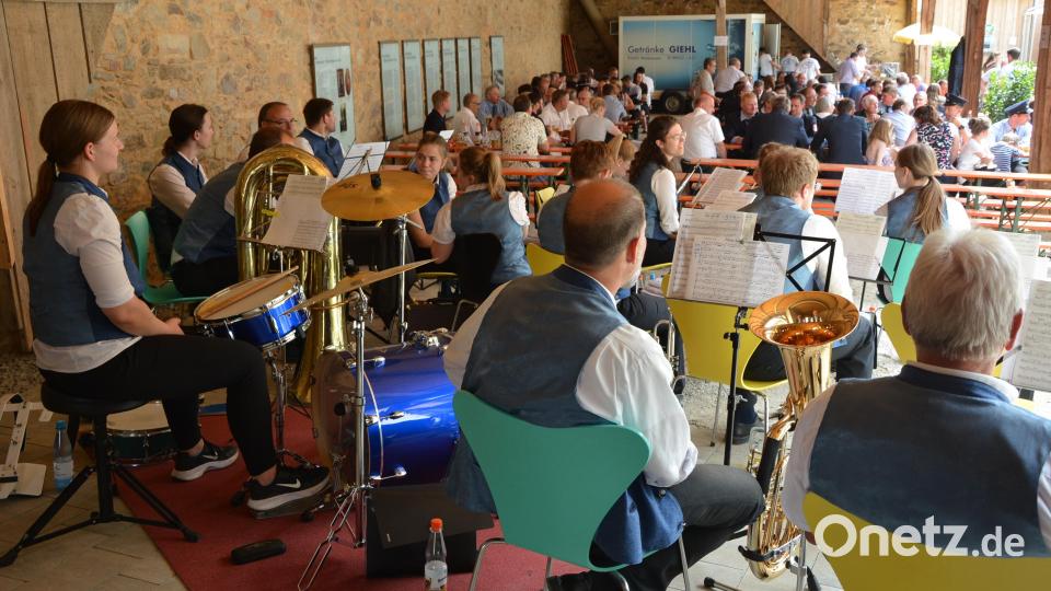Im Innenhof des Informations- und Begegnungszentrums Schafferhof fand am Mittwoch und Donnerstag erstmals ein Gartenfest statt. Zahlreiche Besucher folgten der Einladung des Rauchclubs „Blaue Wolke“ Höflas. Das Foto entstand beim Weißwurstfrühschoppen nach der Fronleichnamsprozession. Bild: jr