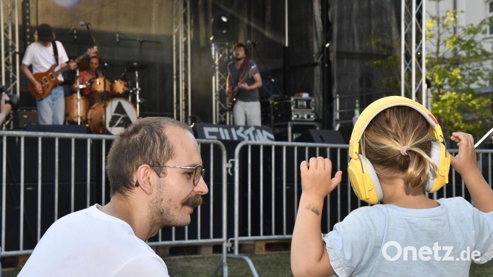 Für manche Menschen sind Kopfhörer ein modisches Accessoire. In diesem Fall dürfte es anders sein. Bild: Petra Hartl