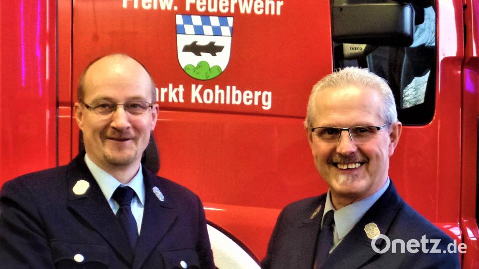 Vorstand Josef Fischer (links) gratuliert seinem Vorgänger Hermann Prechtl zur Ernennung zum Ehrenvorstand bei der Feuerwehr Kohlberg. Bild: jml