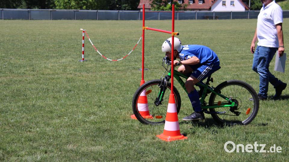 Die Verkehrswacht Neustadt hatte einen Geschicklichkeitsparcours für Fahrräder aufgebaut, den die 30 Kinder absolvieren mussten. Thomas Nörl gab ihnen dabei immer wieder Tipps. Bild: prh