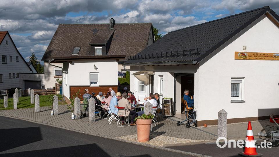Das neue Siedlerheim in Waldershof erhielt im Rahmen eines bunten Festprogramms den kirchlichen Segen. Bild: abi