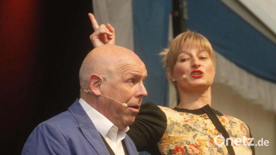 Eine Schau: Der Auftritt der Brettl-Spitzen-Frontfrau Bianca Bachmann zusammen mit Moderator Jürgen Kirner. Bild: Hirsch