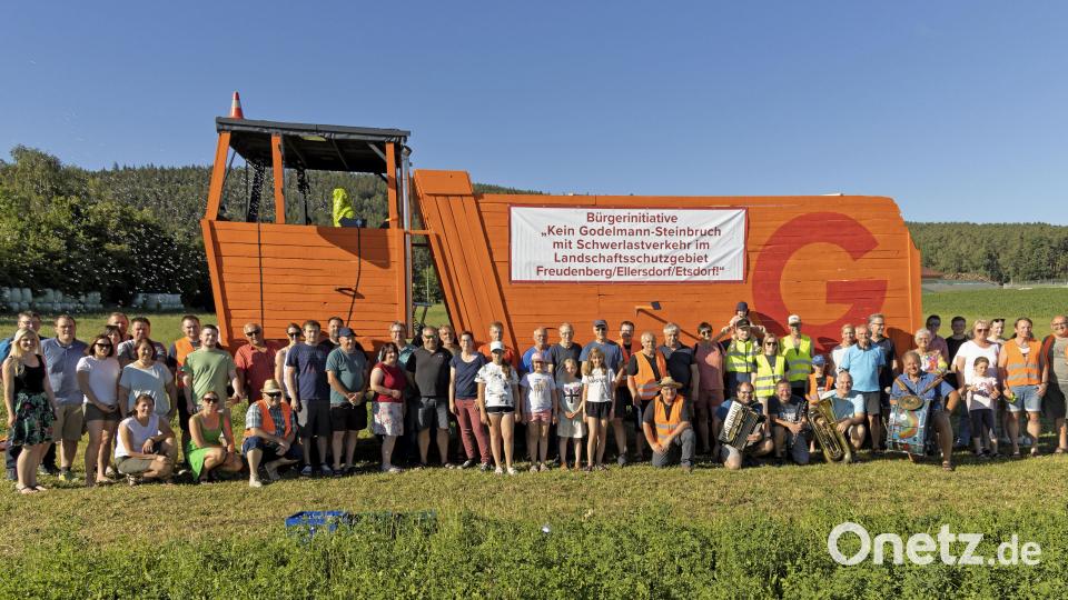 Nach getaner Arbeit stehen alle noch einmal für ein Gruppenbild zusammen. Bild: gri