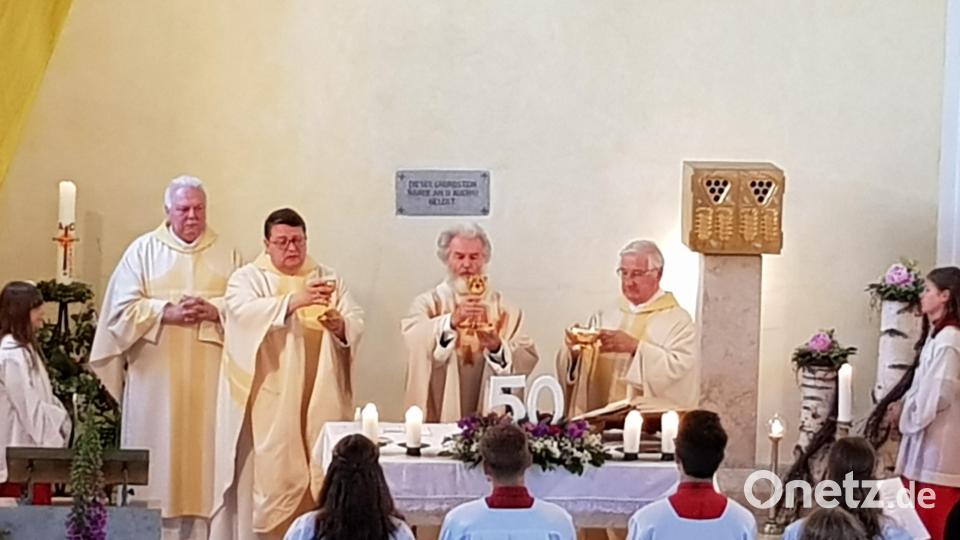 Pater Ferdinand (Mitte) feiert in seiner Heimatkirche in Tröbes sein 50-jähriges Priesterjubiläum. Mit ihm am Altar stehen dabei Professor Dr. Alfred Hierold (rechts), Pfarrer Udo Klösel (Zweiter von links) und Diakon Herbert Sturm (links). Bild: gi