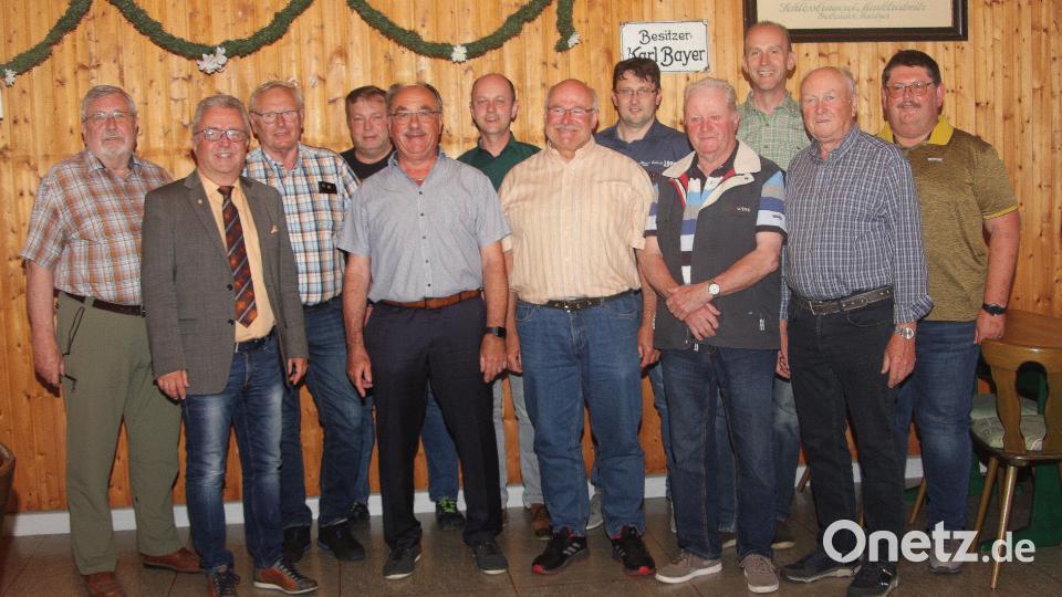 Kreisvorsitzender Otmar Zeitler aus Friedenfels und Bürgermeister Toni Dutz (von links) gratulierten der wiedergewählten Vereinsspitze um ihren Vorsitzenden Reimund Frech (Zweiter von links). Bild: wro