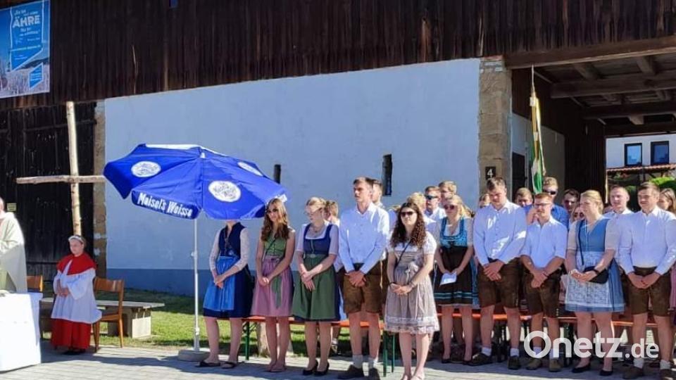 Am Kirchweihsonntag zelebrierte Stadtpfarrer Johann Hofmann am Freialtar auf dem Dorfplatz den Festgottesdienst. Für die Kirwaboum und Kirwamoidln war es selbstverständlich, die Messe mitzufeiern und mitzugestalten. Bild: u
