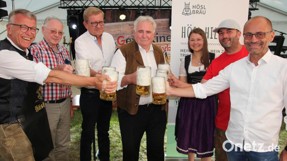 Ein Prosit der Gemütlichkeit: (von links) Bürgermeister Franz Stahl, Michael Hösl, Dritter Bürgermeister Norbert Schuller, Zweiter Bürgermeister Peter Gold, Martina Bleistein, Festwirt Daniel Feuerer und stellvertretender Landrat Alfred Scheidler. Bild: kro