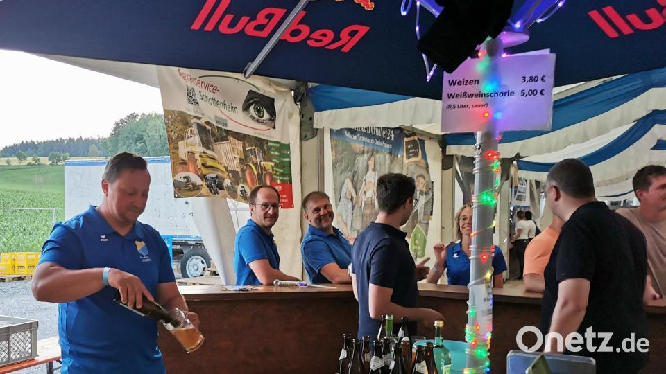 Die TSV-Vorsitzenden Thomas Meckl und Martin Nickl (Zweiter und Dritter von links) sind mit dem Besuch und der Band vollauf zufrieden. Bild: gz