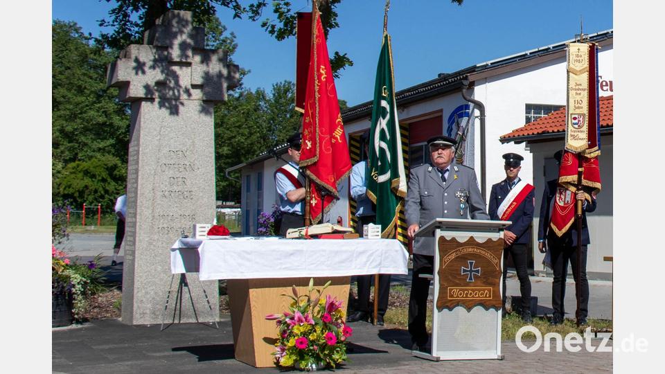 Robert Sendlbeck war es zum Abschluss ein starkes Anliegen, sich auch an zwei Kameraden zu erinnern, die dieses Jubiläum nicht mehr erleben durften: Albert Busch und Richard Hofmann Bild: ilt
