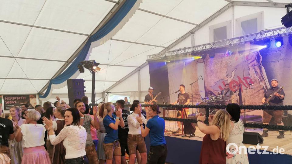 Die Besucher feiern mit der Band &quot;Hoaß&quot; ausgelassen den Abend. Bild: gz