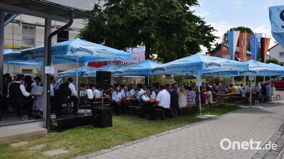 Viele Gäste finden sich bereits zum Frühschoppen beim Gartenfest der Trachtenkapelle Waldthurn vor dem Rathaus ein. Bild: fla