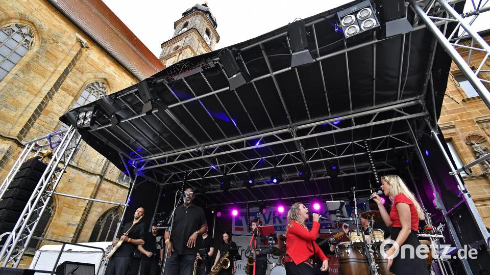 Endlich wieder Altstadtfest in Amberg: Die Münchener Soul- und Funk-Band Trouble Shooters sorgt am Marktplatz für Stimmung. Bild: Petra Hartl