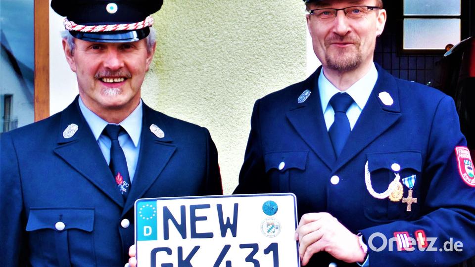 Zwölf Jahre leitete Hermann Prechtl (links) die Kohlberger Wehr als Vorstand. Jetzt wurde er von Nachfolger Josef Fischer zum Ehrenvorstand ernannt. Hier halten beide das Nummernschild des Löschfahrzeugs LF 10. Bild: jml