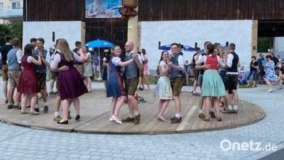 Traditioneller Höhepunkt der Krickelsdorfer Kirwa ist das Baumaustanzen durch die 17 Kirwapaare. Bild: u