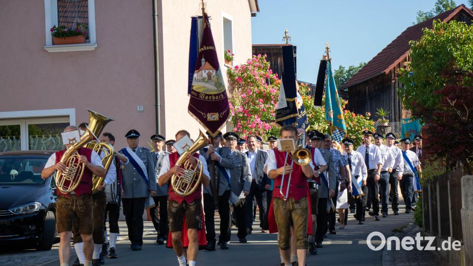 Am Festumzug nahmen die Gemeinderäte Vorbach, die Krieger- und Soldatenkameradschaften der Orte Burkhardsreuth, Speinshart, Mockersdorf, Michelfeld und Gunzendorf teil. Ebenso die Feuerwehren Schlammersdorf und Vorbach, die Landjugend Vorbach und der Schützenverein Funkendorf. Aus Oberbibrach fanden Frauenbund, Feuerwehr, Schützenverein und Landjugend den Weg nach Vorbach. Die Stadtkapelle Eschenbach übernahm die musikalische Begleitung. Bild: ilt