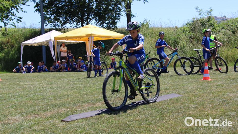 Nicht nur um Fußball, sondern auch um Ernährung oder Sicherheit im Straßenverkehr ging es bei der BFV-Fußball-Ferienschule, das die DJK-Fußballabteilung an drei Tagen auf dem DJK-Sportgelände organisiert hatte. Bild: prh