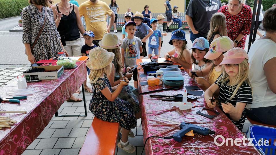 In der Bastelecke unter den schattenspendenden Schirmen herrscht rege Betriebsamkeit. Bild: gz