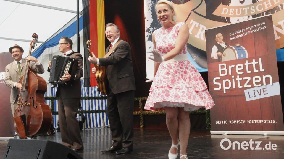 "Conny und die Sonntagsfahrer" begeisterten bei den "Brettl-Spitzen" im Brucker Festzelt mit alten Schlagern. Bild: Hirsch