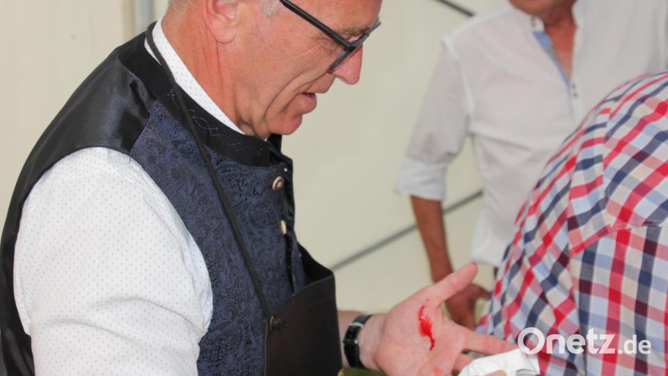 Eine leichte Blessur zog sich Bürgermeister Franz Stahl beim Anzapfen an der Hand zu. Bild: kro