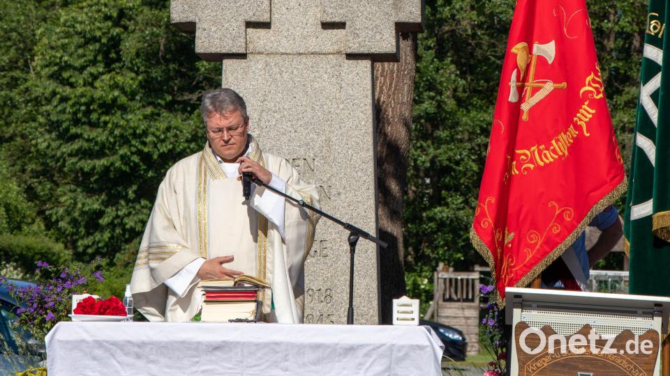 Pater Adrian Kugler begrüßte alle Vereine und Bürger, die sich zu einem Festgottesdienst und zur Kranzniederlegung getroffen haben. Bild: ilt