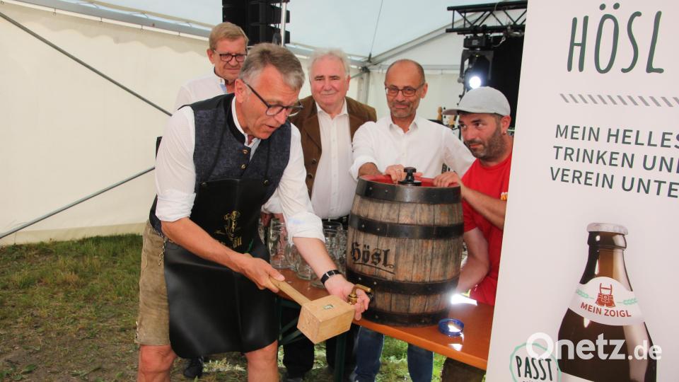 Franz Stahl beim Anzapfen. Norbert Schuller, Peter Gold, Alfred Scheidler und Festwirt Daniel Feuerer schauten genau zu. Bild: kro