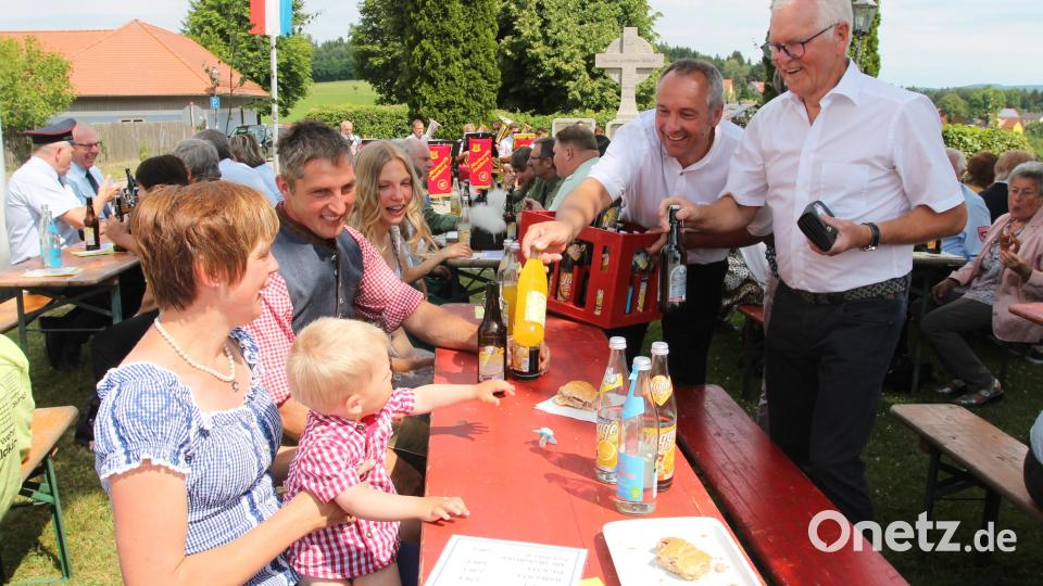 Kirchenpfleger Josef Meckl und Arnold Woppmann (von rechts) haben wie alle fleißigen Helfer viel zu tun. Bild: pi