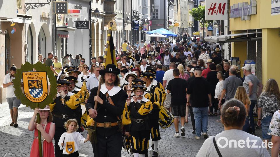 Die Stadtpfeifer marschieren zum Marktplatz. Bild: Petra Hartl