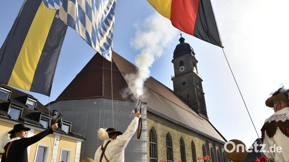 Böllerschützen eröffnen das Altstadtfest. Bild: Petra Hartl