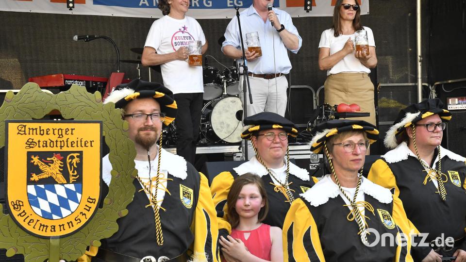 Zur offiziellen Eröffnung am Samstagnachmittag mit Oberbürgermeister Michael Cerny (hinten, Mitte) marschierten auch die Amberger Stadtpfeifer auf dem Marktplatz ein. Bild: Petra Hartl