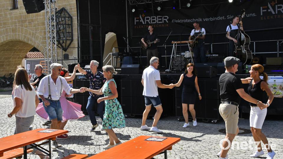 Die Sunny Bottom Boys eröffneten das Samstags-Programm mit einem Rockabilly-Frühschoppen im Innenhof des Landratsamts Bild: Petra Hartl