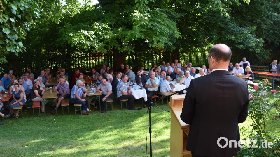 Im idyllischen Pfarrgarten spricht Finanz- und Heimatminister zum 50-jährigen Jubiläum der CSU Wurz. Bild: fz