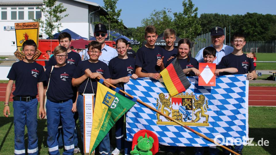 Die glückliche Siegermannschaft der Jugendfeuerwehr Tirschenreuth mit Jugendwart Sebastian Wiedemann (hinten links) und Trainer und Ehrenjugendwart Frank Altenhofen (hinten rechts). Bild: Jugendfeuerwehr Tirschenreuth/exb
