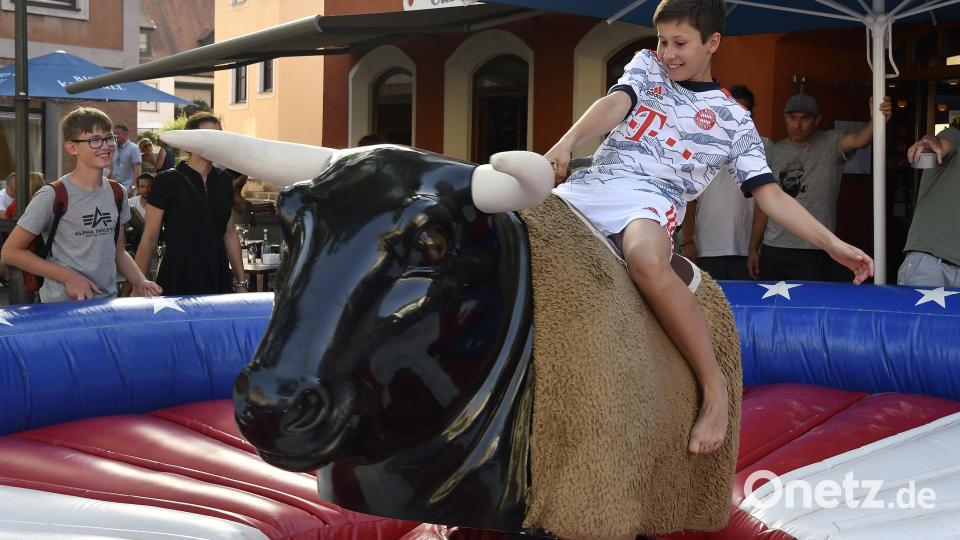 Wer wollte, konnte am Schweinchenbrunnen Bullriding ausprobieren. Bild: Petra Hartl