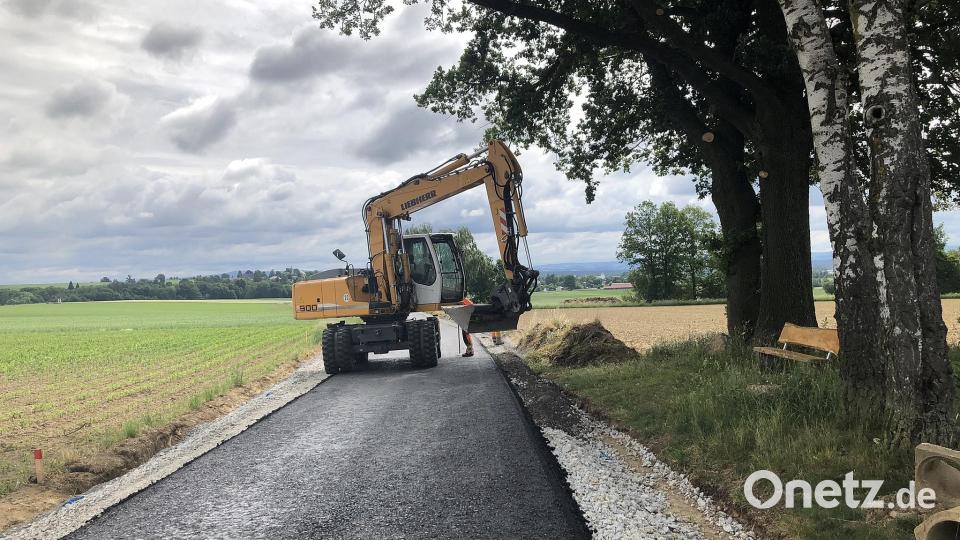 Auf der Fahrbahn zwischen Mühlhof und Fuchsmühl wurde eine neue Asphaltschicht aufgetragen. Bild: wro