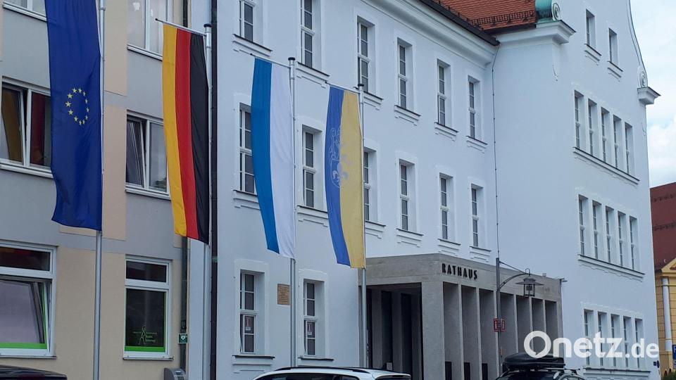 Fahnen vorm Rathaus am Basilikaplatz weisen auf die festlichen Tage hin, darunter auch die Europaflagge (links). Bis zur Europawoche werden die Flaggen allerdings entfernt: Dort werden die Stände für die Verpflegung platziert. Bild: pz