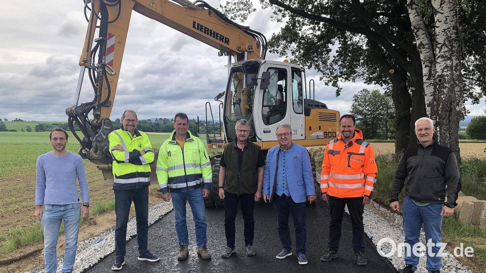 Bei Ortstermin an der Gemeindegrenze Wiesau/ Fuchsmühl trafen sich (von links): Florian Heinl (Geschäftleiter Rathaus Fuchsmühl), Karsten Hessing (AEL), Jürgen Walberer (Verband für Ländliche Entwicklung), Wolfgang Braun (Bgm. Fuchsmühl), Ton Dutz (Bgm. Wiesau), Stefan Schiedlofsky (Markgraf) und Thomas Weiß (Geschäftsleiter Rathaus Wiesau). Bild: wro