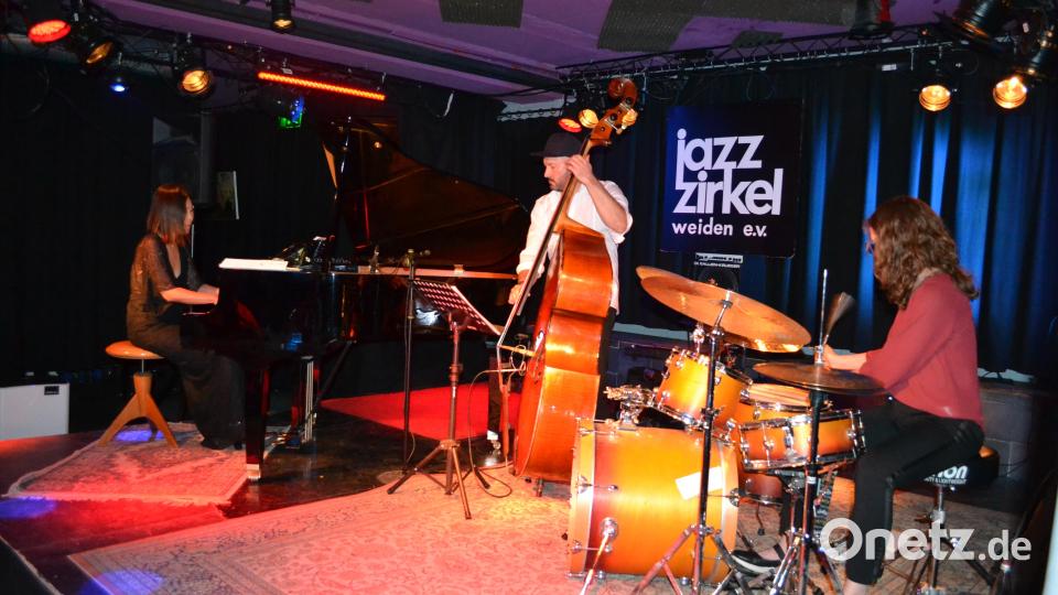 Heiß ging es zu auf der Bühne im Jazz-Zirkel: Gee Hye Lee, Joel Locher und Mareike Wieninger (v. li.). Bild: kki