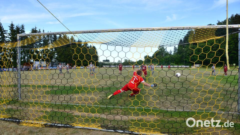 Der zweite Elfmeter von Michael Wiesinger kommt platziert, Torhüter Mario Schieder hat keine Chance, das war der Spielstand zum Halbzeitstand 0:9. Bild: bey