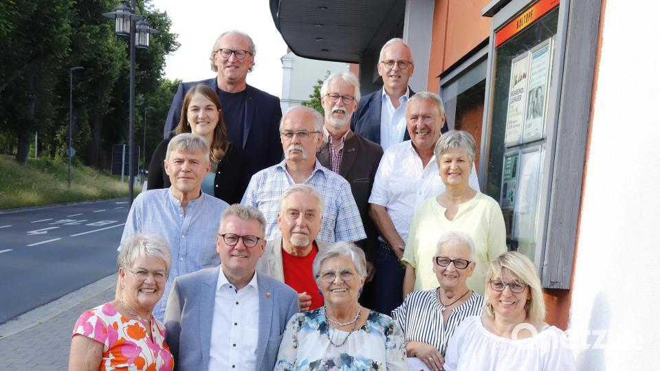 Geehrte und Offizielle bei der SPD-Mitgliederversammlung: Ute Bender, Michael Göth, Else Leibig, Bettina Moser (erste Reihe von links), Hans-Gerhard Neuber, Gisela Völlger (zweite Reihe von links), Hermann Kasper, Attila Michl, Hildegard Geismann (dritte Reihe von links), Ronja Endres, Thomas Steiner, Achim Bender (vierte Reihe von links) sowie Armin Rüger und Winfried Franz (fünfte Reihe von links). Bild: mfh