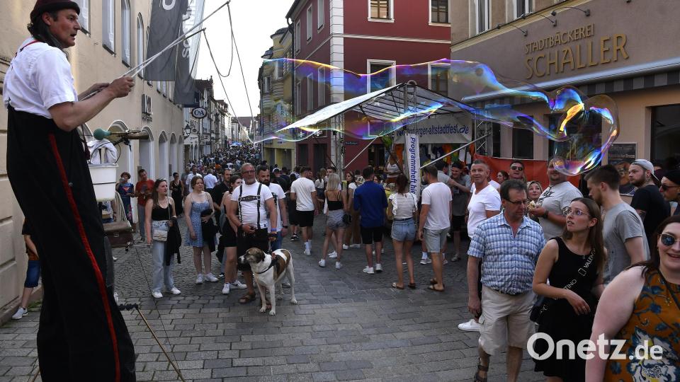 Stelzengänger Stefan Avellis zog in der Fußgängerzone die Blicke auf sich. Bild: Petra Hartl