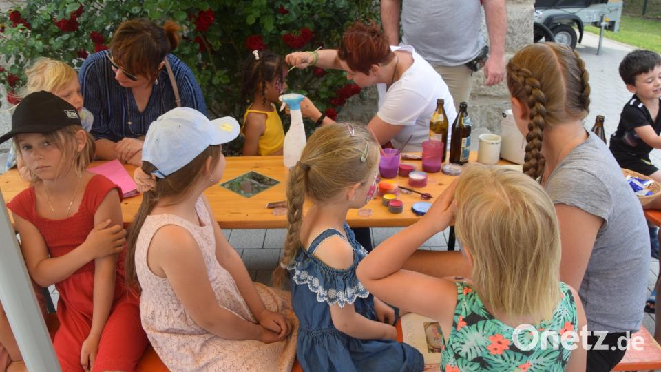 Großer Andrang herrscht den ganzen Nachmittag über beim Kinderschminken – eines der Angebote für die kleinen Besucher beim Pfarrfest. Bild: fz